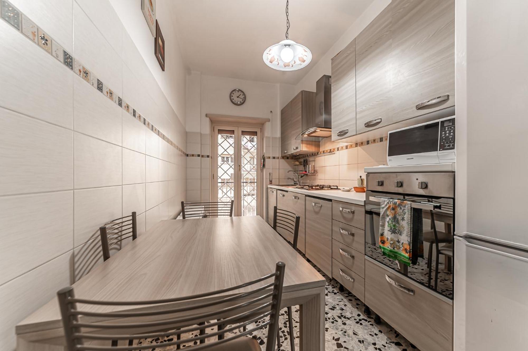 Vacanze Romane - Metro Teano & Wi-fi Apartment